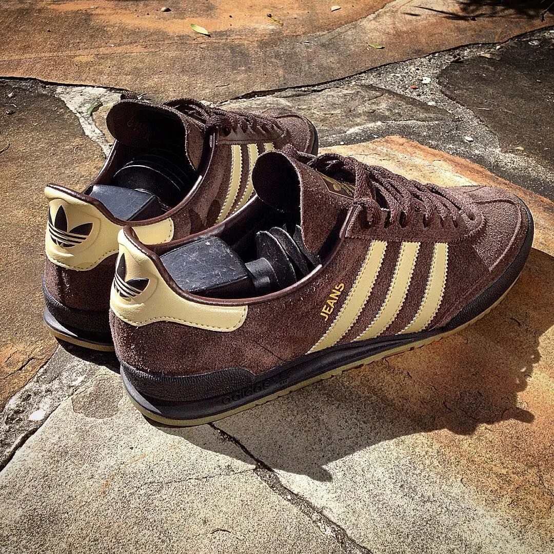 Adidas brown. Adidas Originals Jeans кроссовки. Адидас ориджинал ботинки мужские. Adidas Originals Brown.