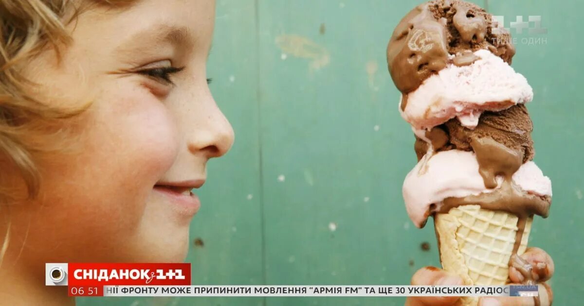 She ate ice cream. She ate ice cream. Фото мороженое в руке ребёнка. Дети едят мороженое. Мороженое и семья.