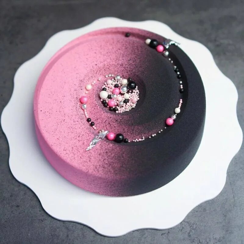 Муссовый торт Вихрь. Муссовый торт с ежевикой. Муссовый торт розовый. Свадебный муссовый торт. Черно розовый торт