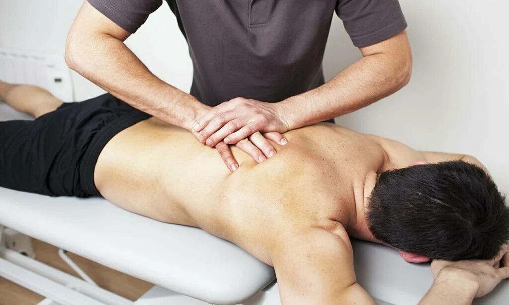 Постизометрическая релаксация мануальная терапия. Массажист мужчина. Массаж спины. Спортивный массаж.