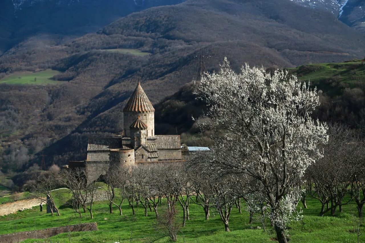 татев армения монастырь черно белое. татев армения. татев армения. татеви ванк армения. татев армения канатная.
