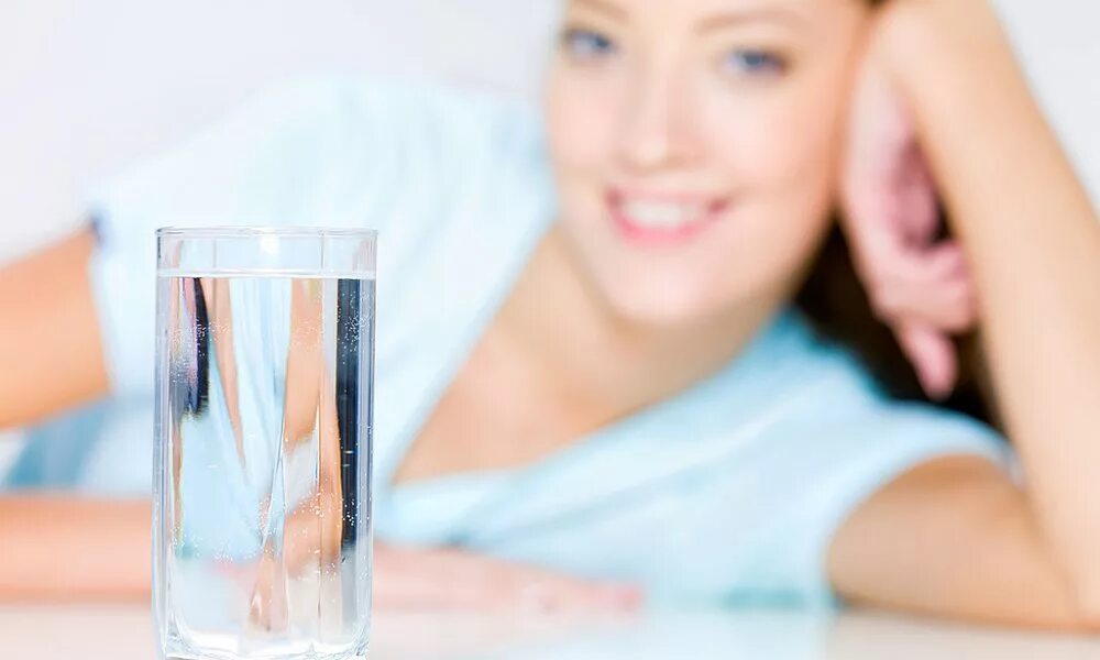 Можно утром пить воду. Человек со стаканом воды. Пить воду после пробуждения. Женская рука со стаканом воды. Девушка со стаканом воды в руке.