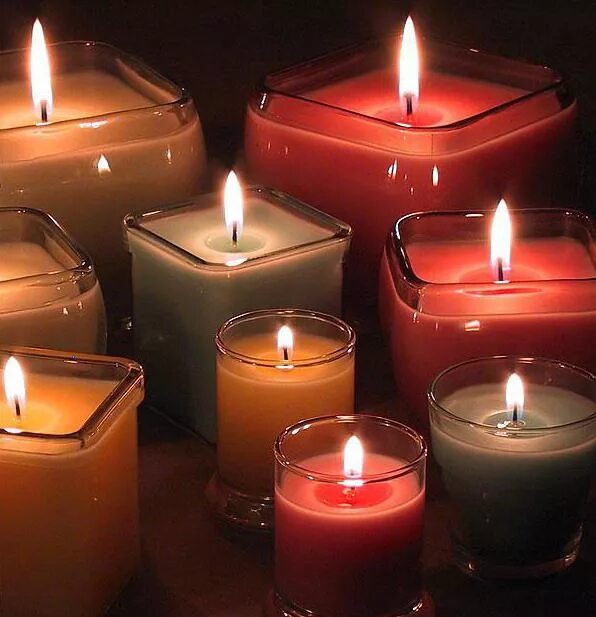 Свет от свечи. Расплавленный воск свечи. Строение свечи в трейдинге. Держит свечку в постели. Свеча в руках.