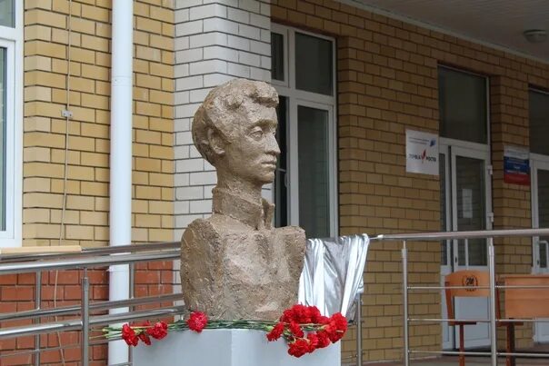 Идеальная грудь. Аллея героев г. Открыть бюст. Невидимый бюстгальтер интимиссими. Бюст пушкина 1 школа октябрьский.