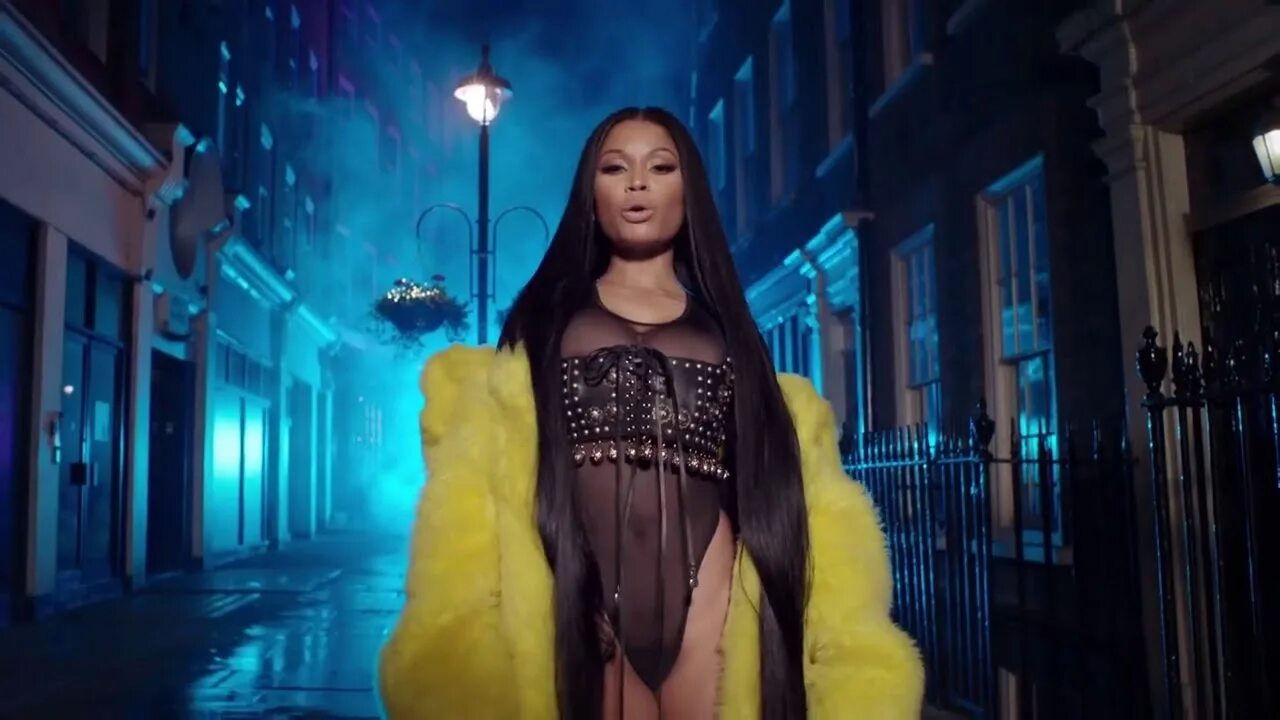Включи песню ники. Перевод the boys nicki minaj cassie. Леди гага и ники минаж. Starships nicki. Песня как у ники.