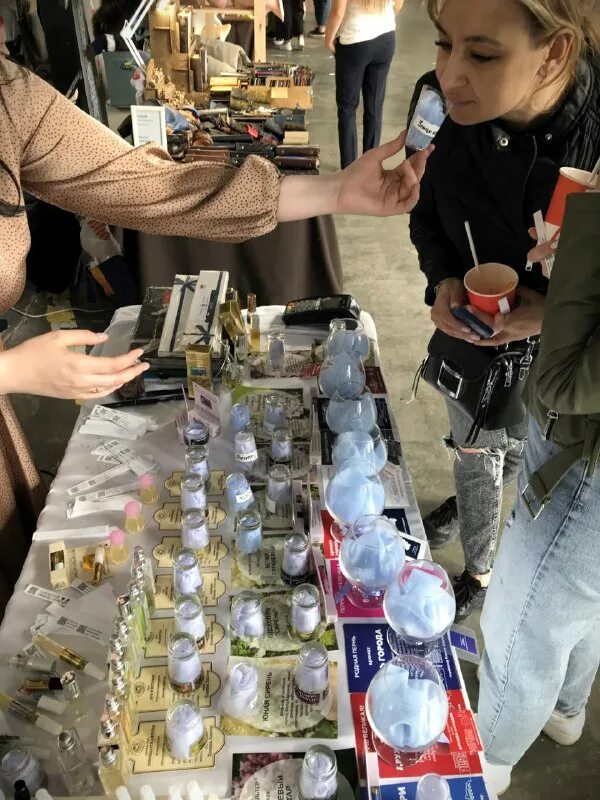 Маркеты 2023. Неделя моды в москве 2023. Дизайнер одежды. Мода в москве 2023. Дизайнер одежды.