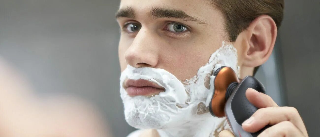 Бритва для бритья электрическая. Человек бреет бороду. Мужчина бреется. Бритья для мужчин.