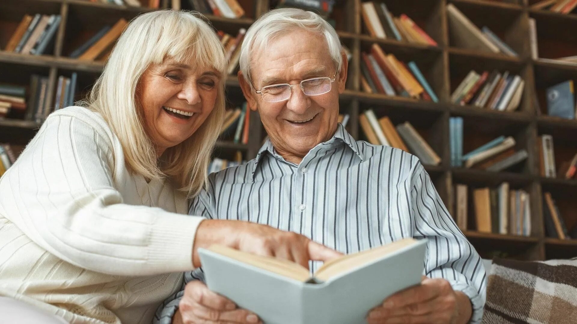 Чтение пожилых людей. Пожилой человек с книгой. Книги для пожилых. Пенсионеры с книгами. Читать пенсионер