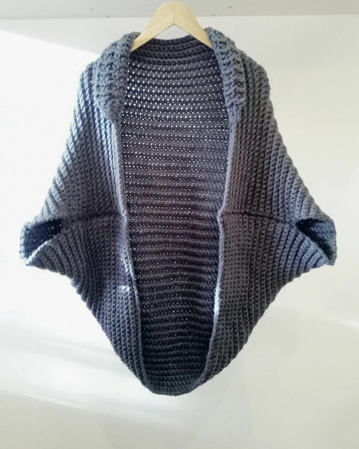 Вязаные кофты из ленточной пряжи. Куртка оверсайз летучая мышь. Жилет сетка спицами. Жилет летучая мышь. Жилетка вязаная с рукавами летучими.