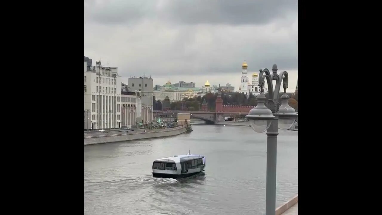 Речной трамвай синичка в Москве. Речной трамвайчик в Москве синичка. Речной трамвайчик в Москве. Речной трамвайчик синичка электрический.