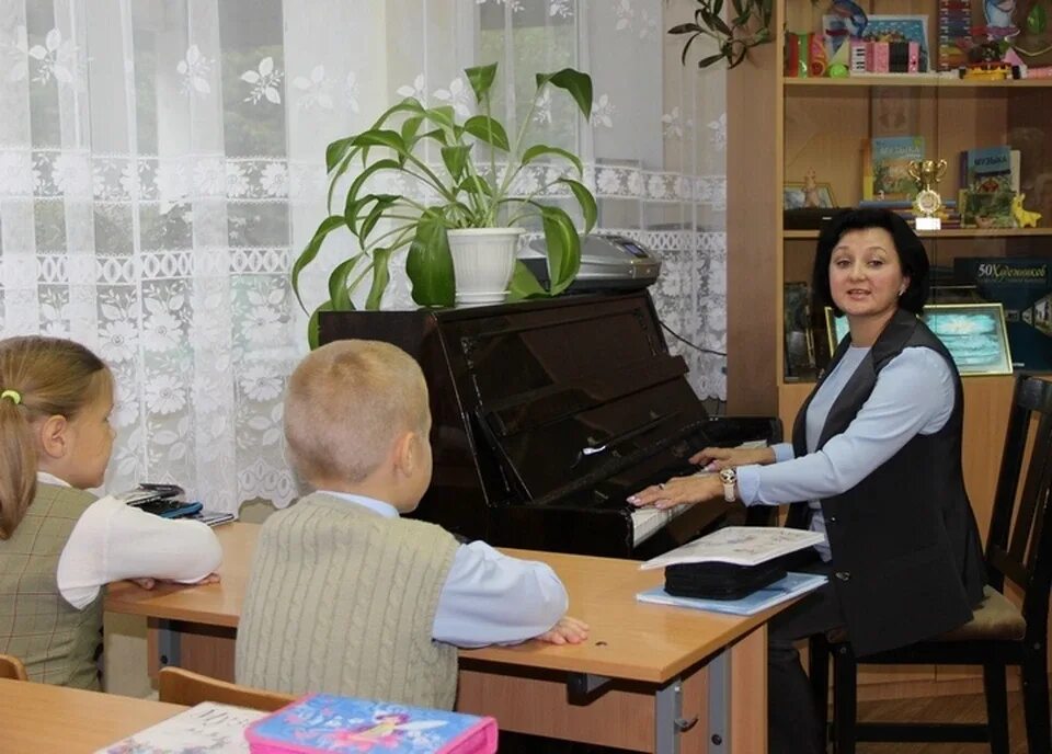 Преподаватель музыкальной школы. Сонково музыкальная школа. Урок в музыкальной школе. Ученики музыкальной школы. Занятия в музыкальной школе.