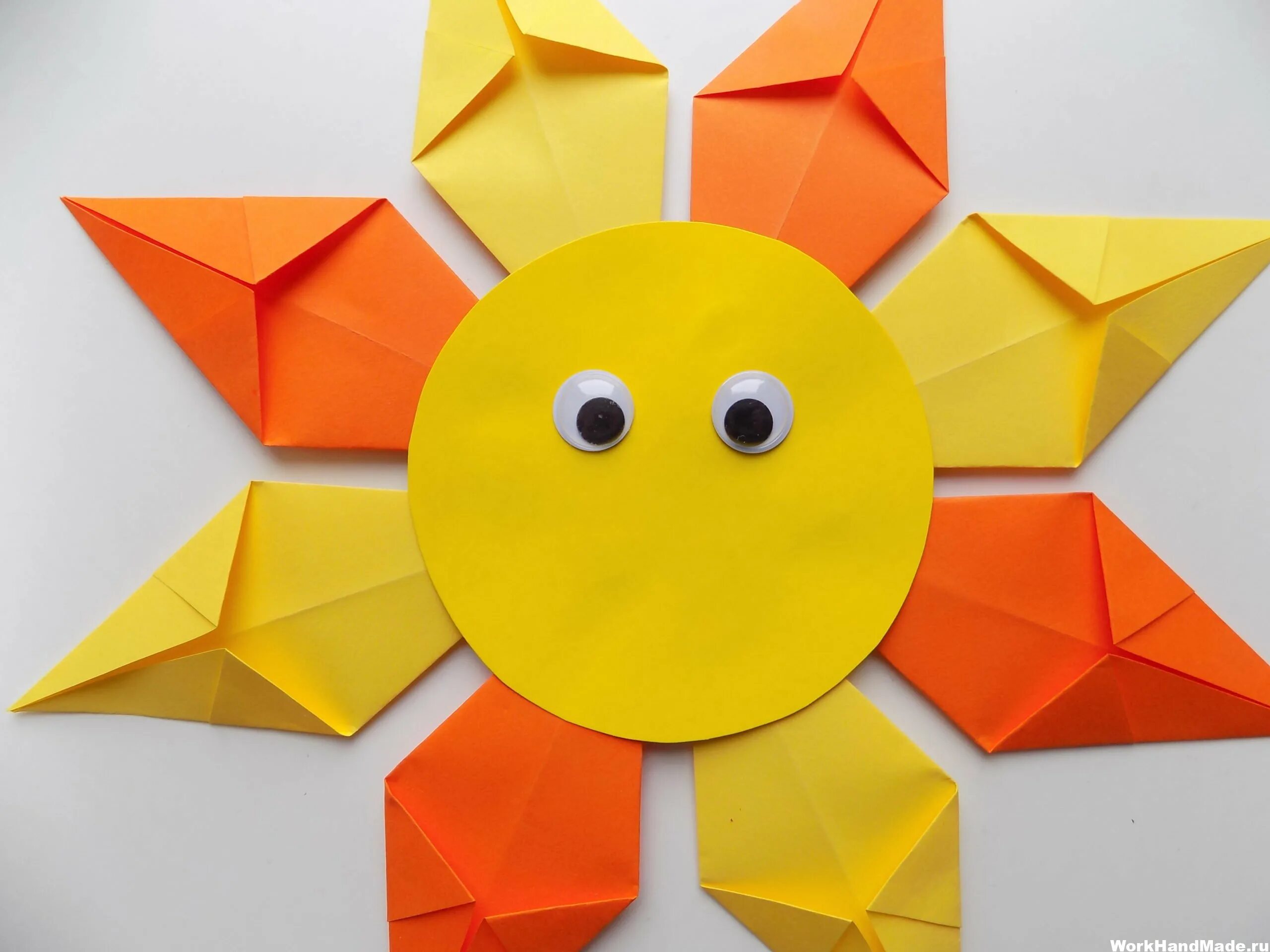 Оригами солнышко. Солнышко поделка из бумаги для детей. Поделка объемное солнце. Поделка солнышко для дошкольников. Поделка из бумаги для детейсронышко.