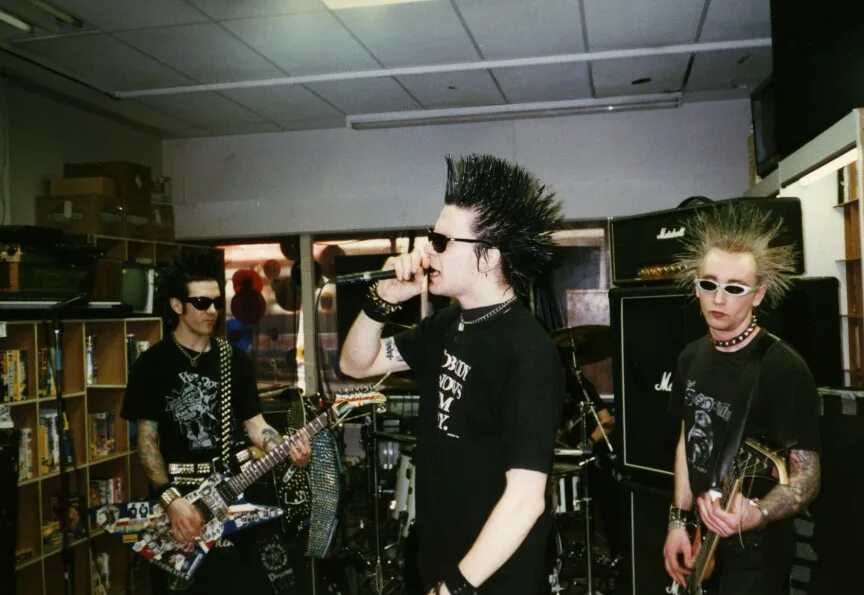 Uk 82. Uk82 punk. Серф-панк uk 82. Chaos uk трафарет. Uk82 punk.