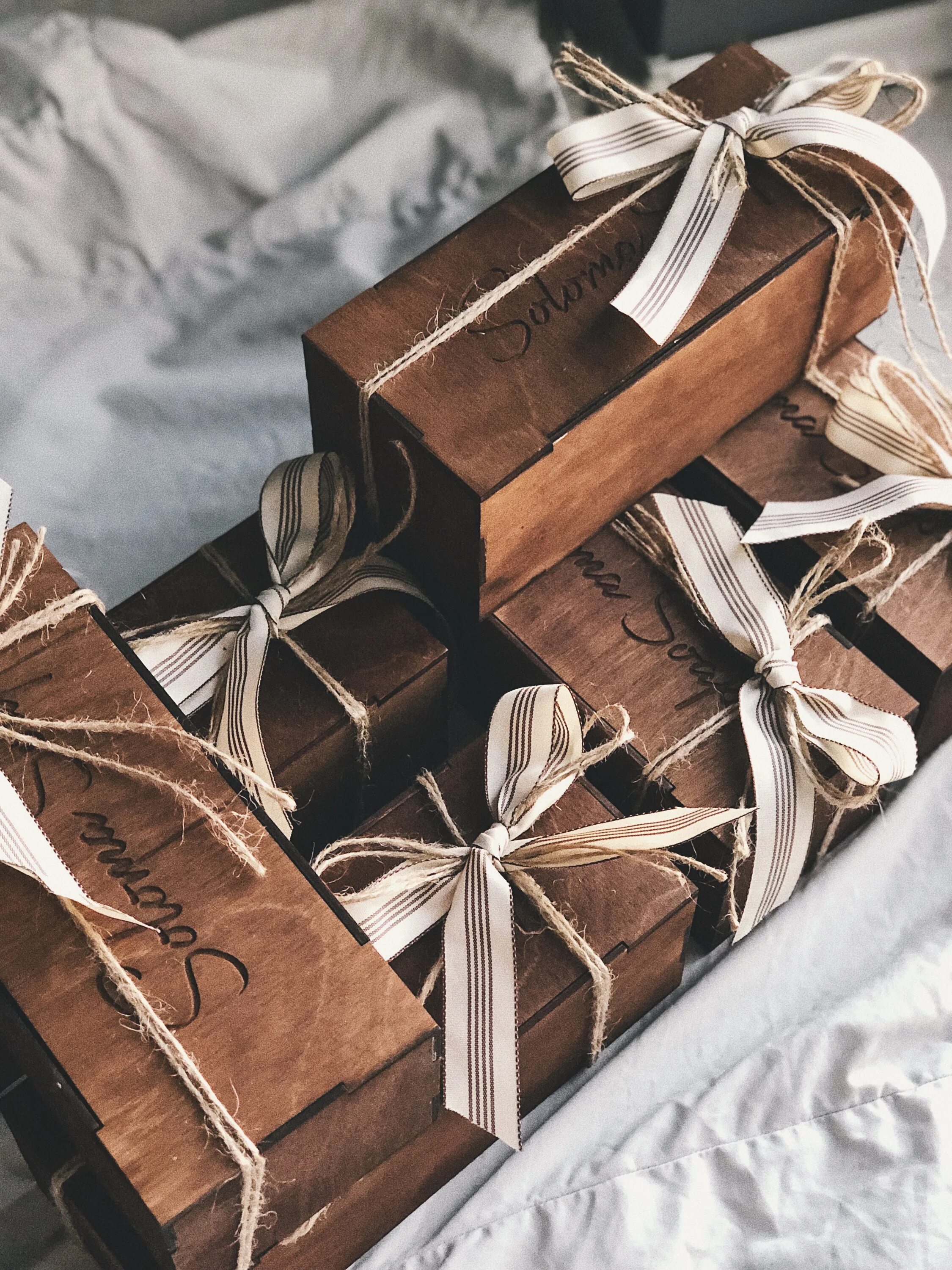 Прозрачная коробочка для подарка. Подарочная коробка с лентой. Коробочка перевязана. Упаковка крафт коробка. Коробочки для упаковки.