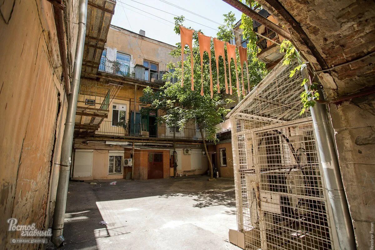 Дворы ростова на дону. Старый дворик ростов на дону. Ростов-на-дону старые дворы. Подворотни ростова на дону. Красивые дворики ростова.