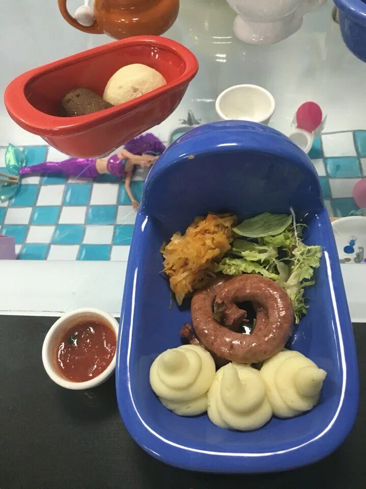 Где едят какашки. Где едят какашки. Где едят какашки. Кафе в японии с унитазами. Тарелка в виде унитаза.