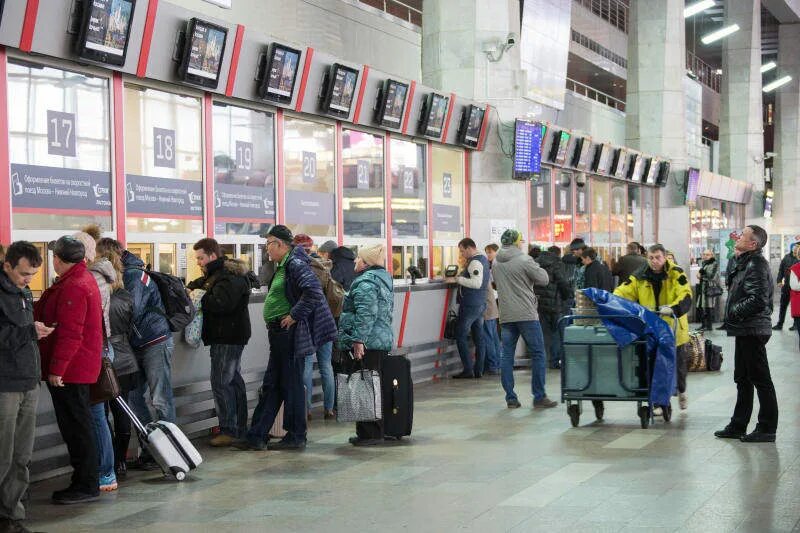 Курский вокзал пригородные кассы. Курский вокзал Москва пригородные кассы. Касса на вокзале. Пассажиры на вокзале.