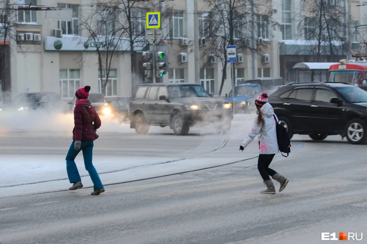 Мороз в школу не идем. Переохлаждение ребенка. Маска зимы для детей. Школа мороз. Дети идут в школу зимой.