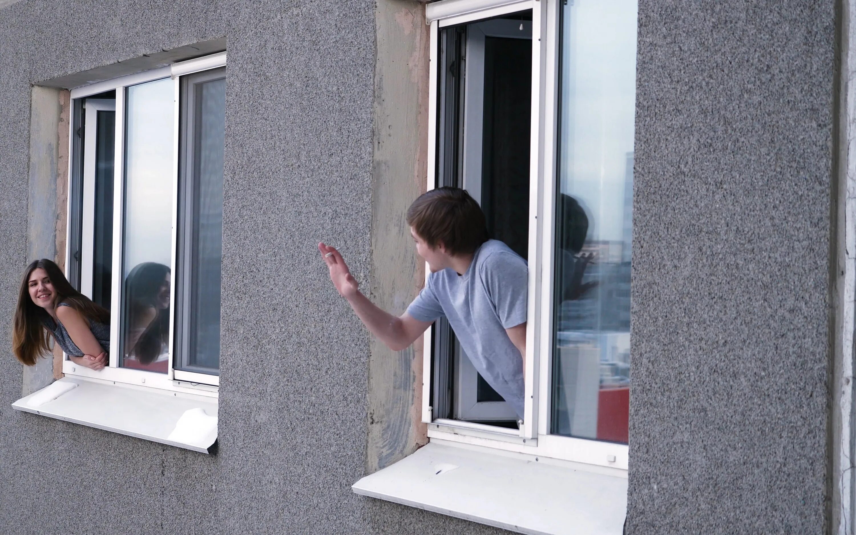 Сосед подальше. Человек выглядывает из окна. Люди выглядывают в окна домов. Девушка выглядывает из окна. Человек высунулся в окно.