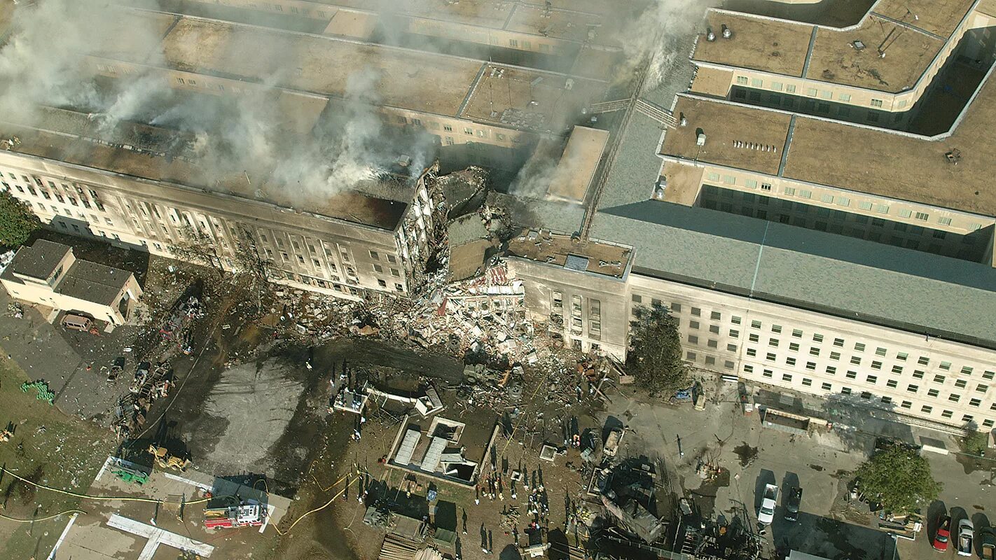 Атака на Пентагон 11 сентября. Самолет врезался в Пентагон 2001. Пентагон США терракт 2001. 11 Сентября 2001 здание Пентагона.