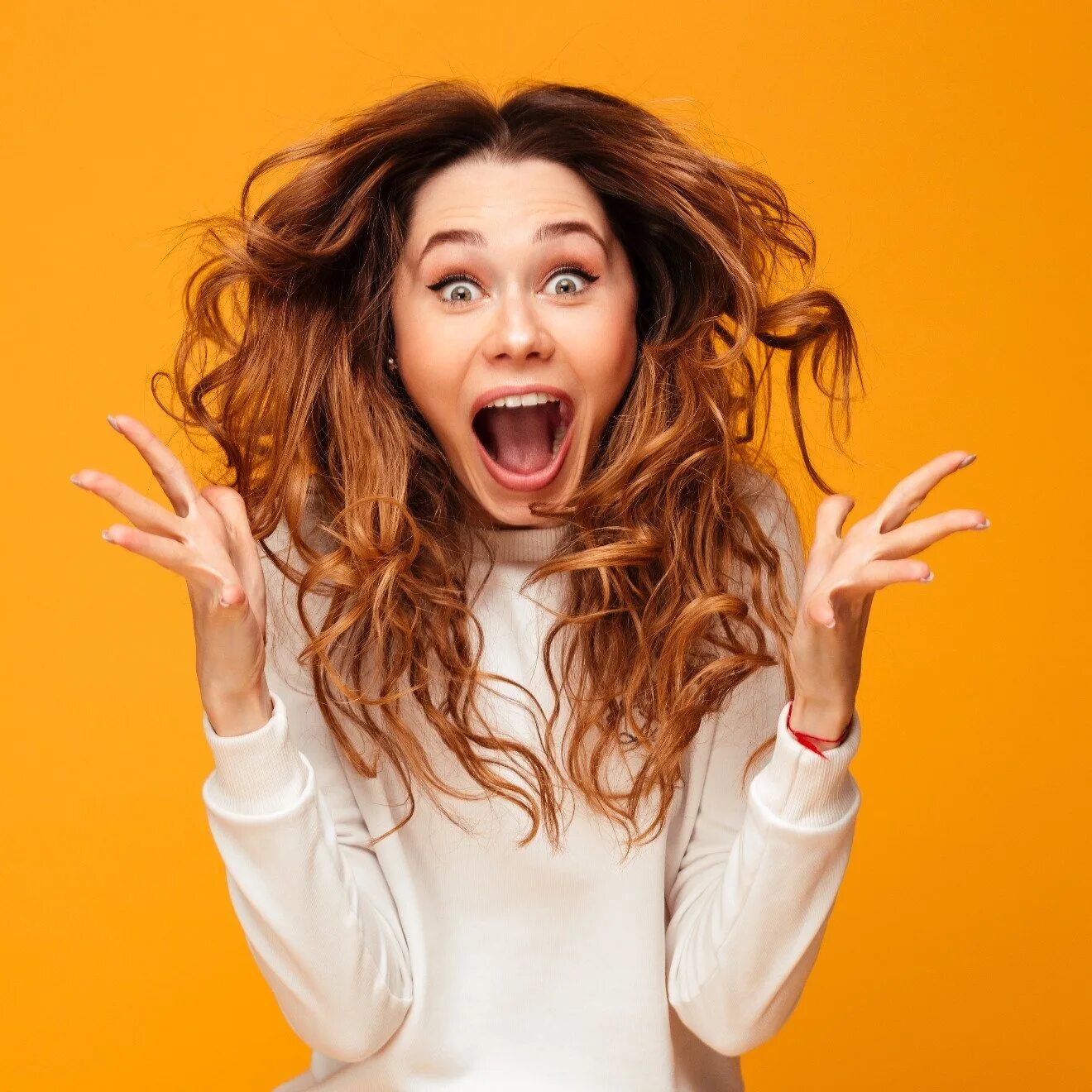 Удивленный ребенок счастливый. Удивлены и счастливы. Радостно удивленная семья. Девушка удивление. Восторг на лице.