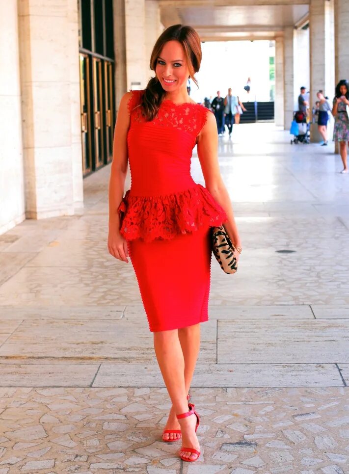 Обувь к красному платью. Туфли под красное платье. Обувь к красному платью ниже колена. Обувь под вечернее платье. Туфли к красному платью.