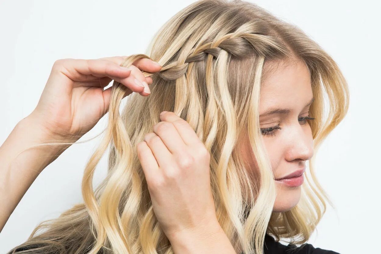 Прически с косичками. Косы на длинные волосы. Коса рыбий хвост колосок. Косы. Золотая коса волосы.