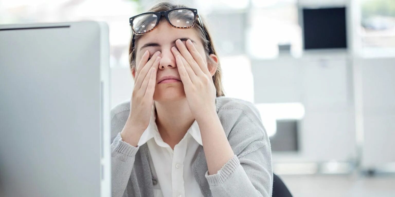 Ухудшение зрения. Болят глаза за компьютером. Человек перед компьютером. Влияние компьютера на зрение. Зрительное утомление.