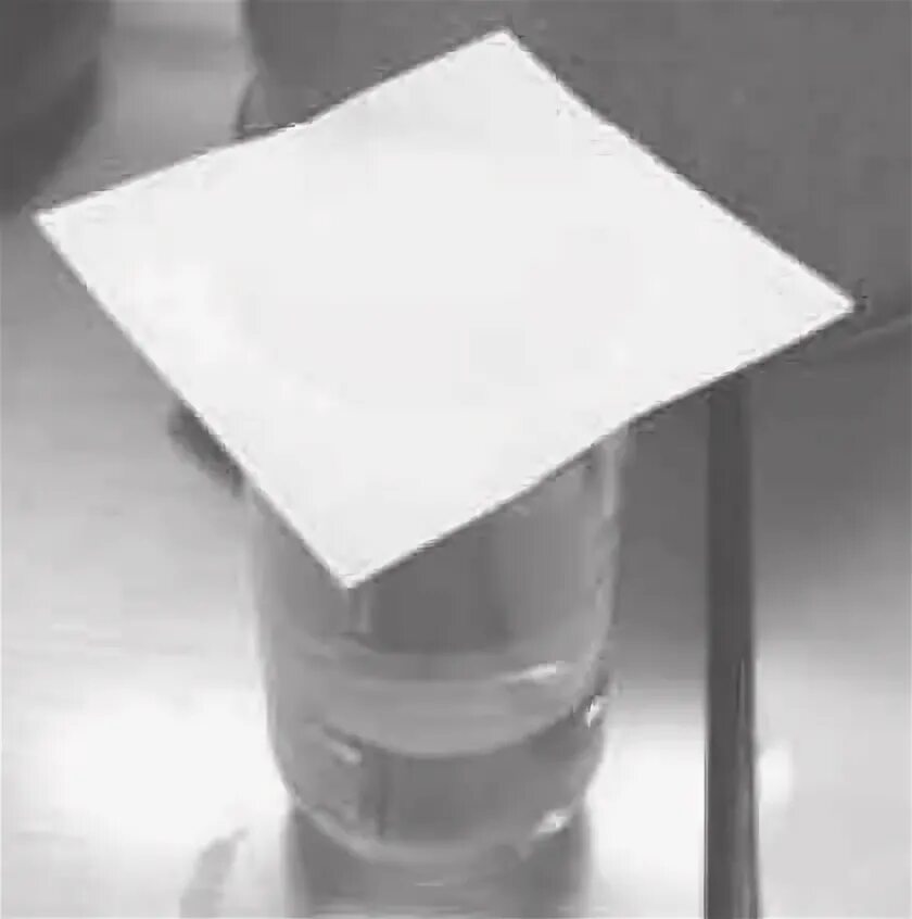 Эксперимент с водой и бумагой. Вода в стакане накрыта бумагой. Стакан и бумага. Эксперимент со стаканом воды и бумагой. Стакан на листе бумаги