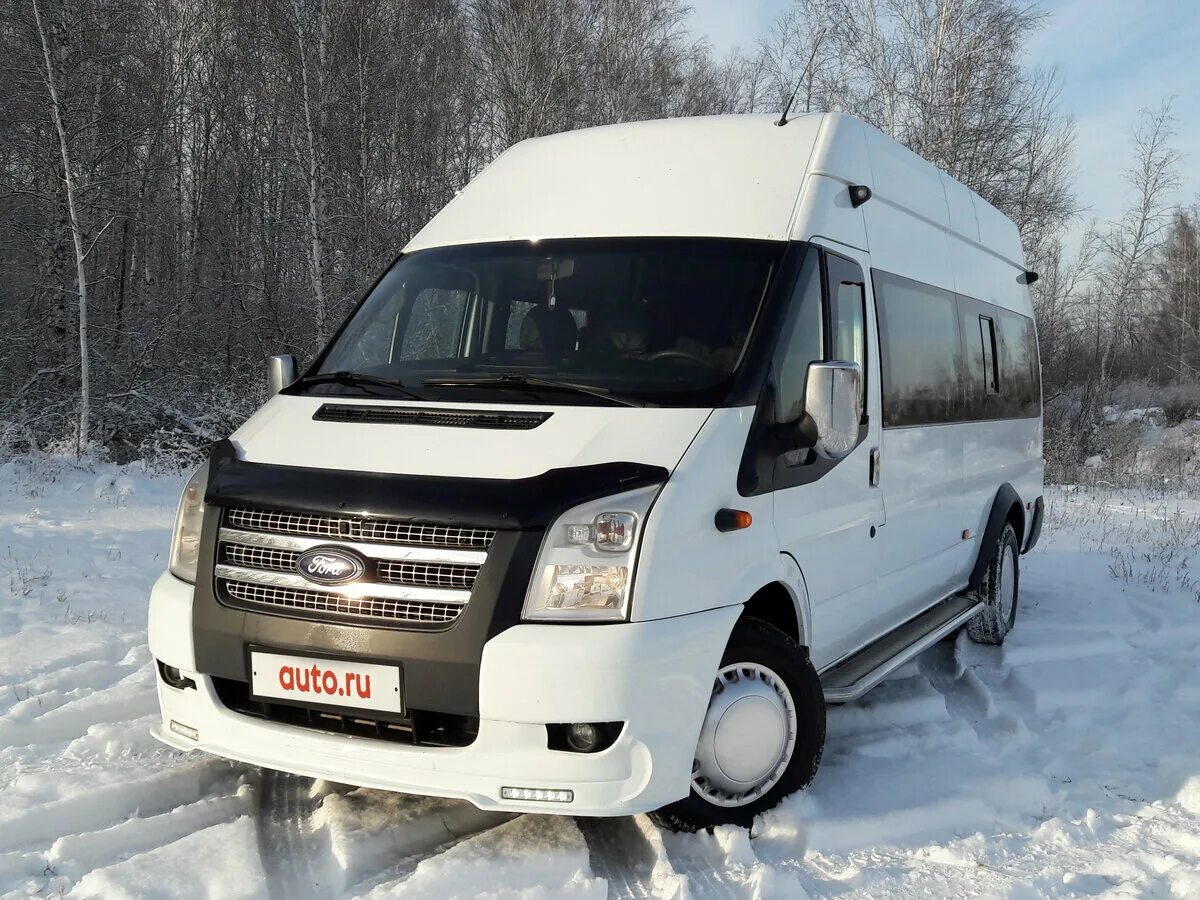 Бел транзит. Ford Transit белый. Белый Форд микроавтобус. Форд Транзит белый зимой открытый. Дорогой микроавтобус Форд.