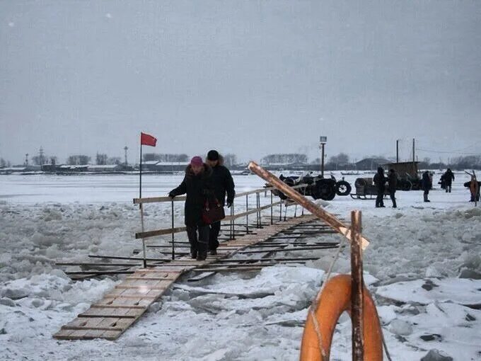 Дорога жизни устюг кузино сегодня. Бревенник Архангельск. Остров Бревенник Архангельск. Ледовая переправа в Архангельске на остров. Переправа на Бревенник Архангельск.