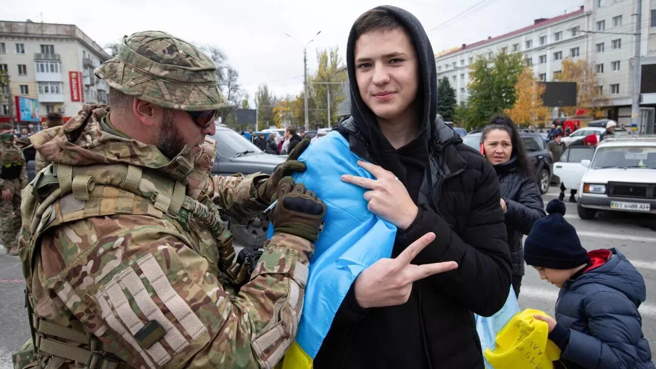 Украинские военные. Украинские войска. Российские военные на Украине. Пророссийские активисты расстреливают в Херсоне. Оставила россия украину