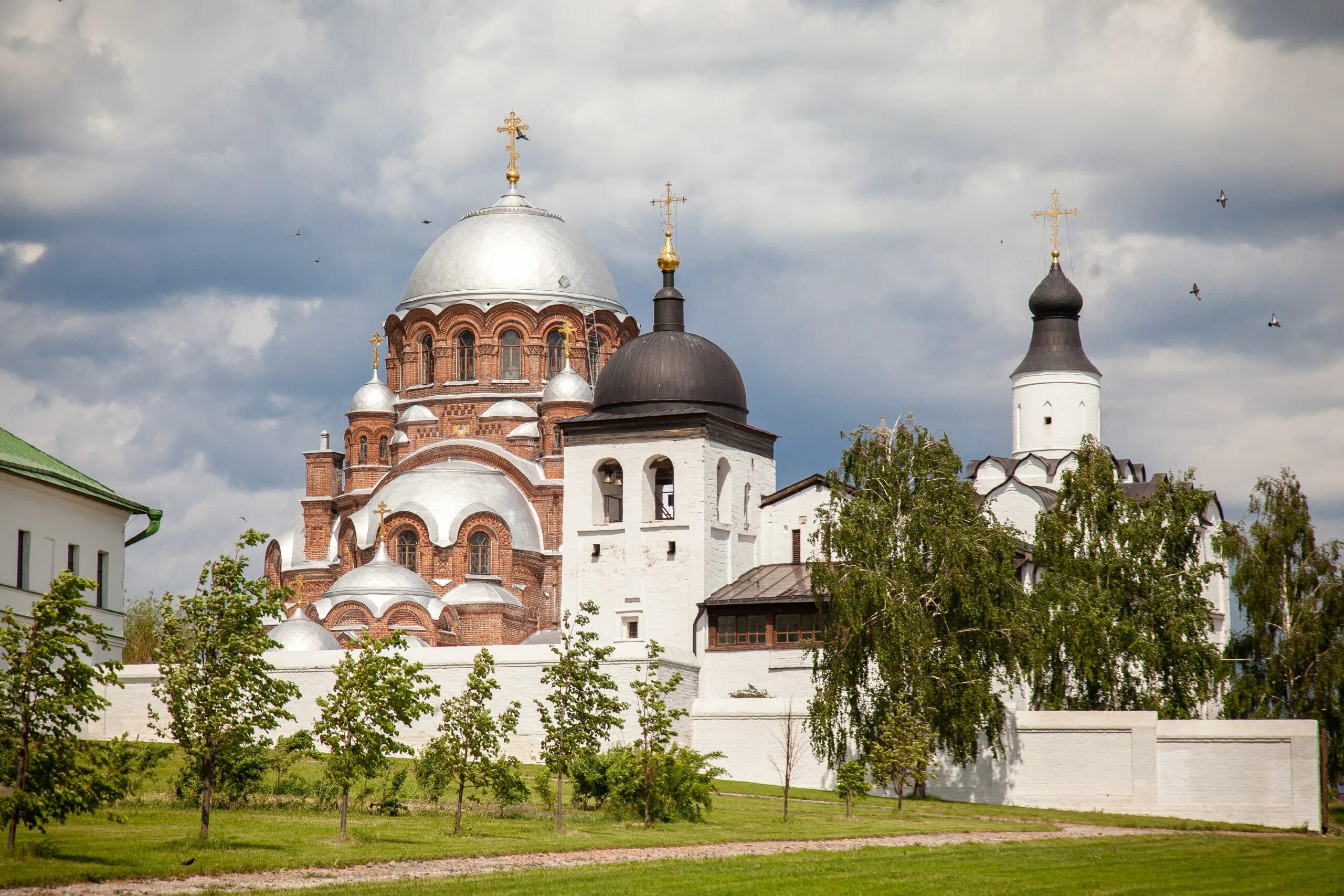 Свияжск храм. Сергиевская Церковь Свияжск. Остров град Свияжск церкви. Церкви на острове Свияжск.