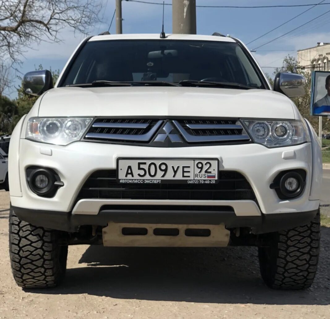 Паджеро спорт 2013 года. 285 70 17 Паджеро спорт 2. Фара Pajero Sport 2. Mitsubishi Pajero Sport 2 дополнительный свет. Фары pajero sport