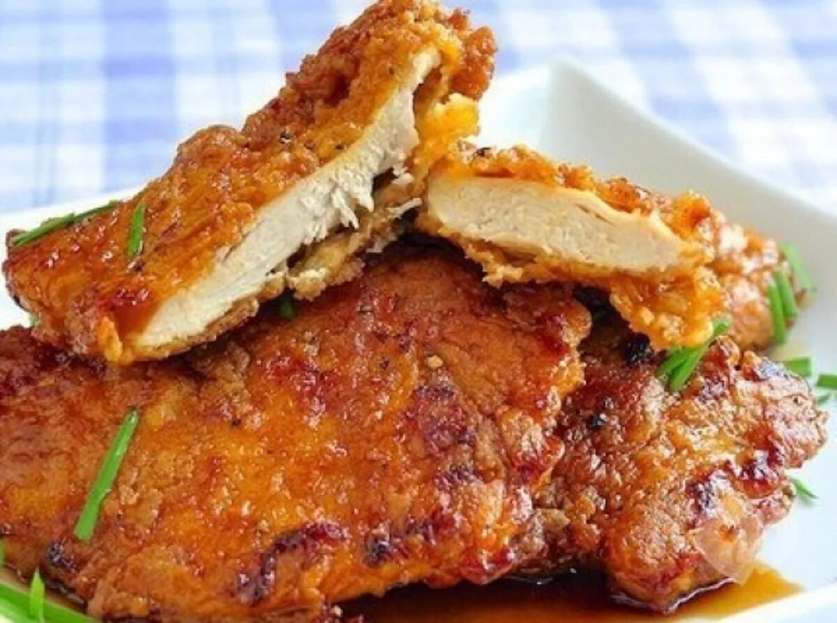 Мясо отбивное в кляре на сковороде. Отбивные. мясо в кляре. свинина в кляре на сковороде. свиные отбивные.