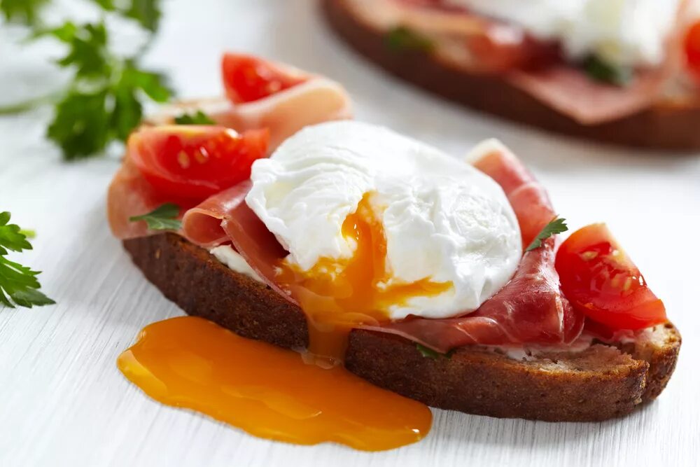 Яйцо пашет. Сэндвич с яйцом пашот. poached egg яйцо пашот. бутерброд с яйцом пашот и беконом. бутеры с яйцом пашот.