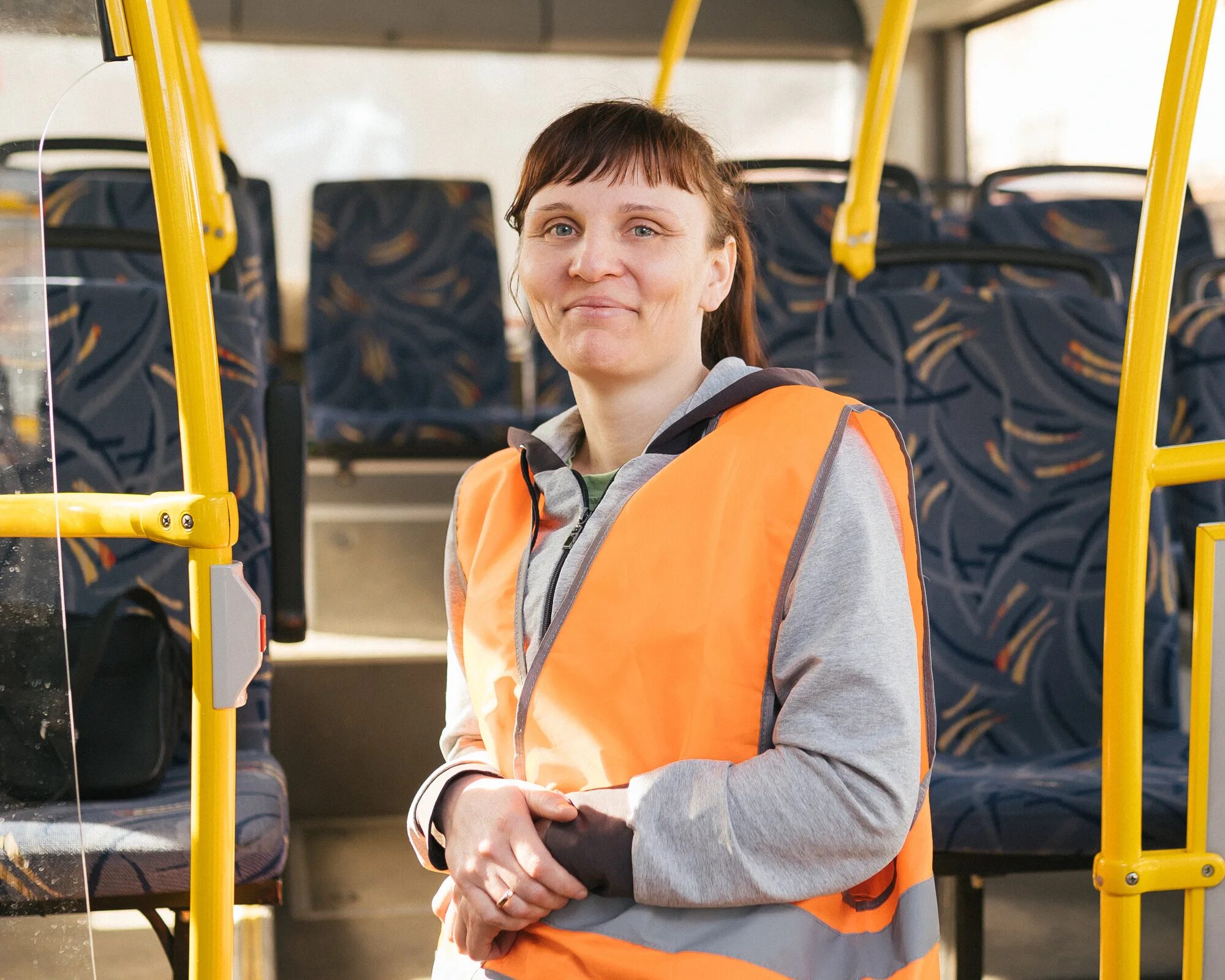 Кондуктор в автобусе. Форма кондуктора в автобусах. Женщина кондуктор. Кондуктор кондукторша. Кондуктор автобус работа