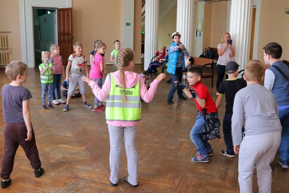 дети улицы. подвижные игры ручеек. море волнуется раз игра. море волнуется раз детские игры. море волнуется раз.