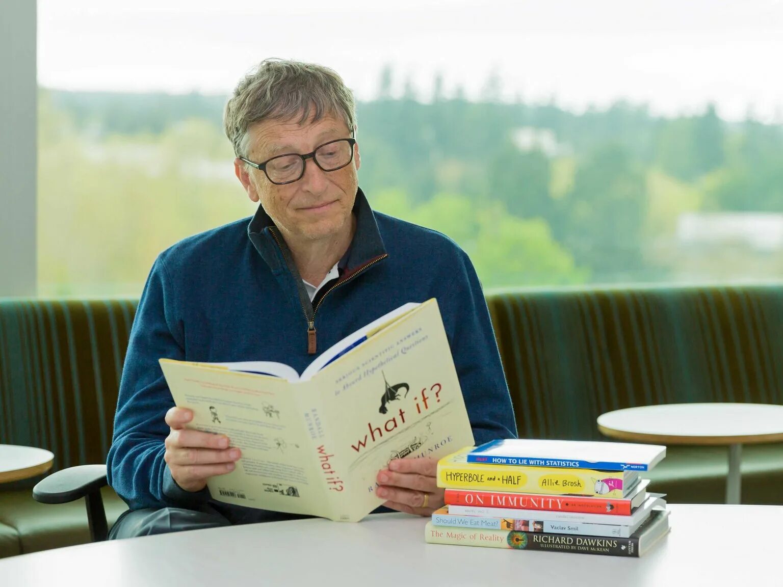 Билл Гейтс. Билл Гейтс книги. Билл Гейтс основатель Microsoft. Билл Гейтс with book. Звезда читаем сегодня