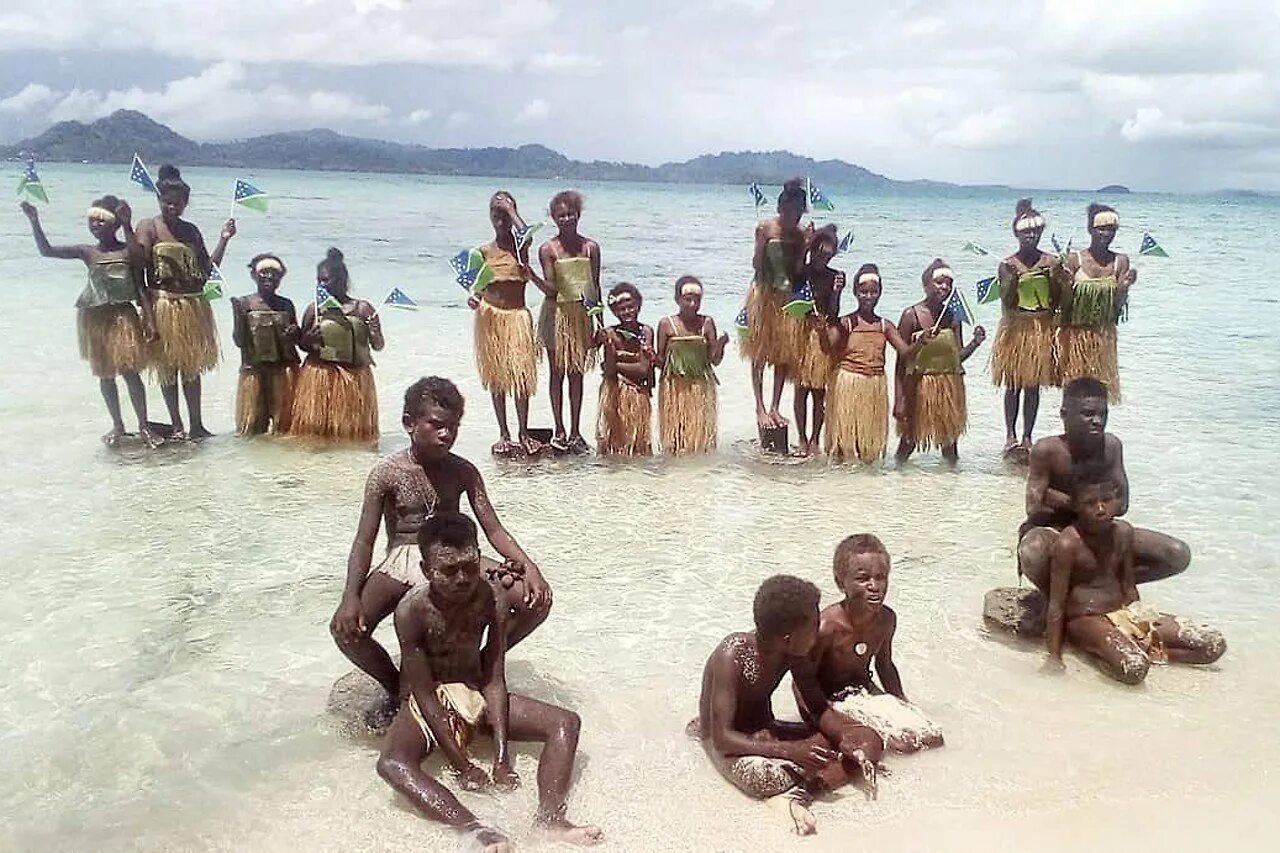 Сколько людей живет на островах. Гизо Соломоновы острова. Marovo Lagoon Соломоновы острова. Соломоновы острова климат. Соломоновы острова население.