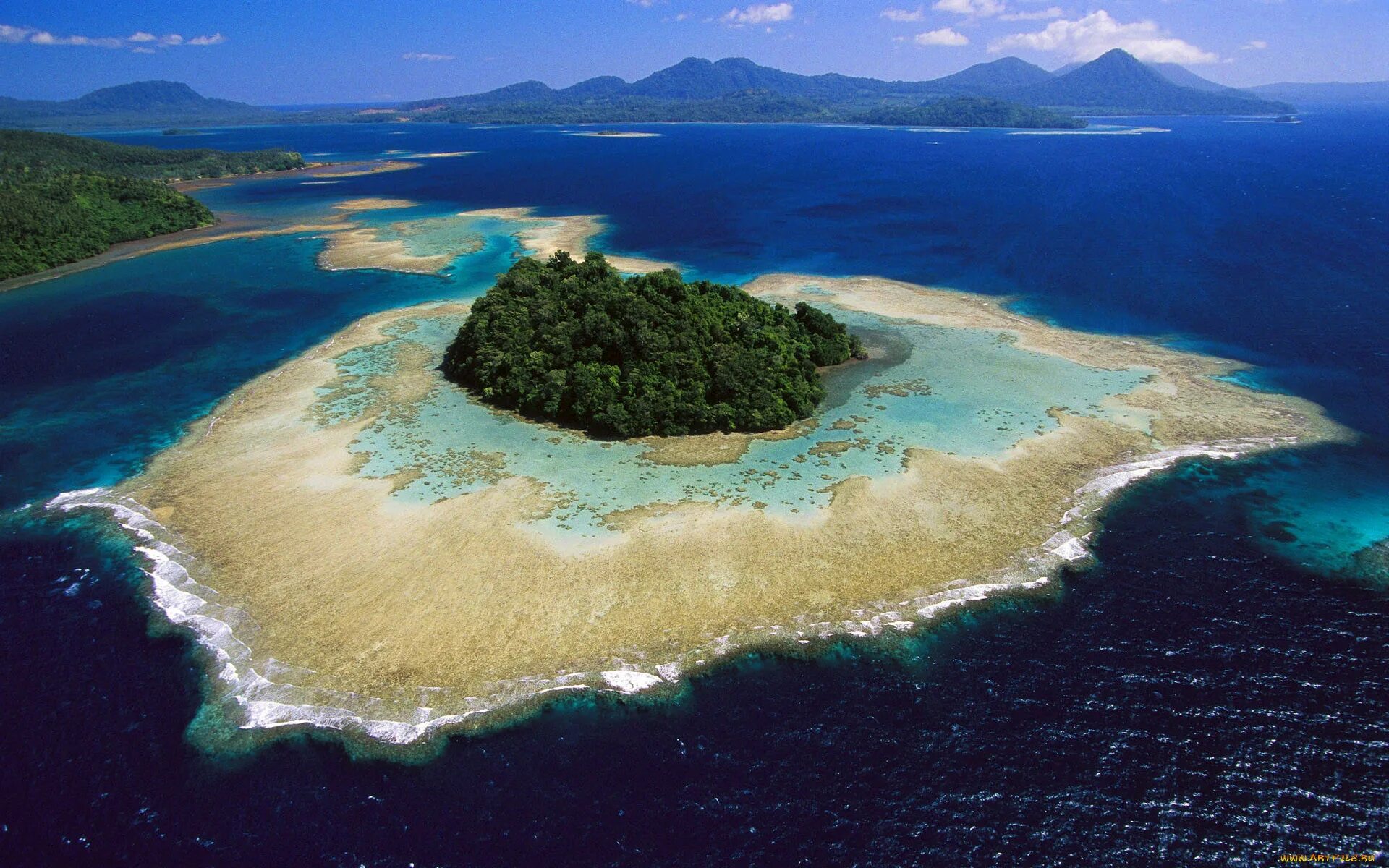 Океан и два острова. Остров Папуа. Папуа — новая Гвинея. Остров Папуа новая Гвинея. Галапагосские острова Южная Америка.