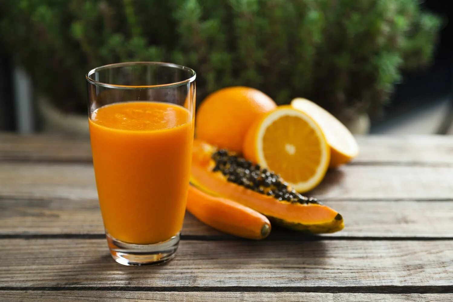 Сок папайи. Папайя апельсин морковь. Свежевыжатый апельсиновый сок. Свежевыжатый сок апельсин. Смузи морковь апельсин