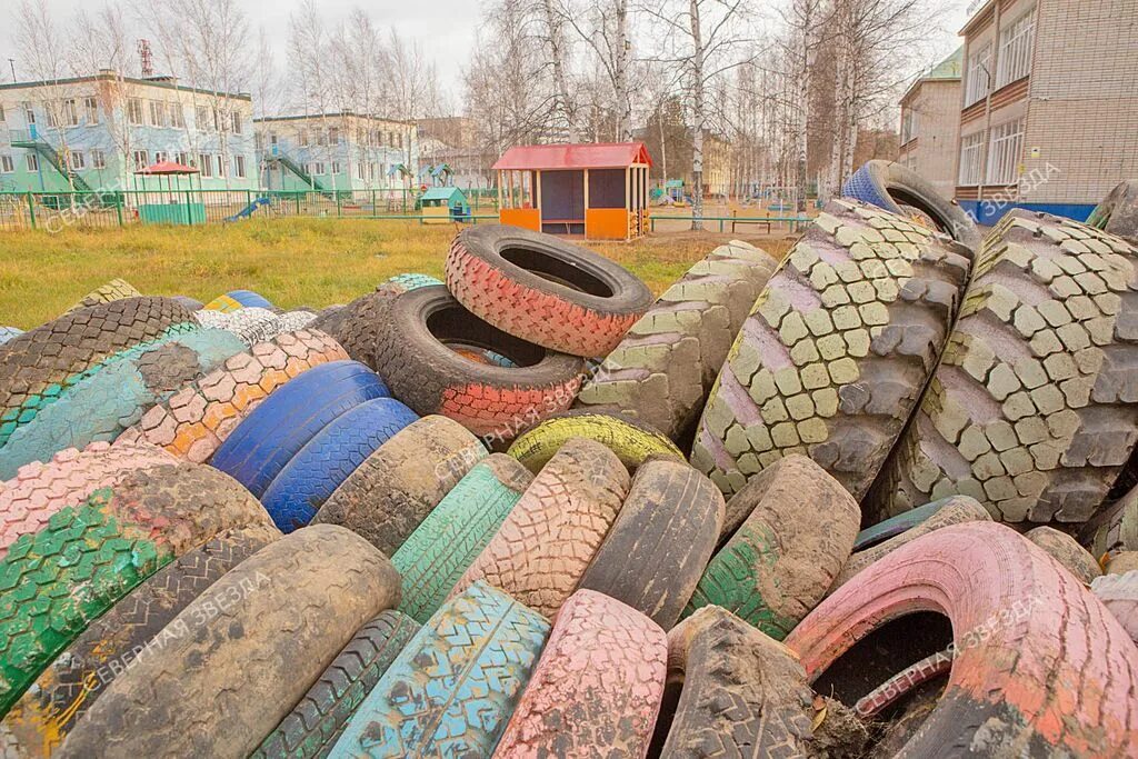 Фигурки из колес. Клуба из автомобильных шин. Покрышки от авто на придомовой территории мкд. Благоустройство территории из резины. Двор из шин.