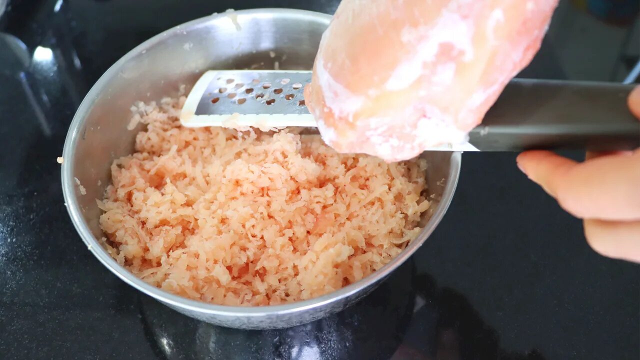 Как быстро разморозить куриное филе. Натертая куриная на терке грудка. натрите куриное филе на терке. не размораживайте куриную грудку. куриная грудка натертая на терке рецепт замороженная.