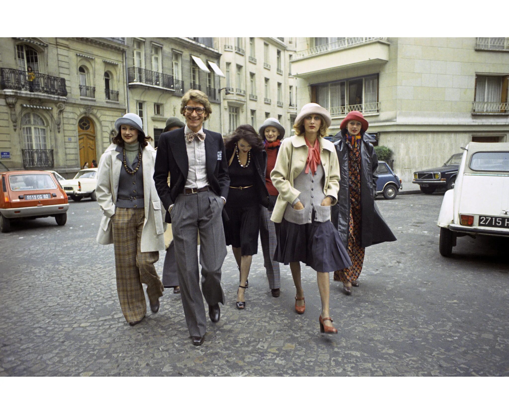 Франция 80х. Сен Лоран мода в 70е. Ив сен Лоран 70-е годы. Ив сен Лоран 90-е. Мода 1980 сен Лоран.
