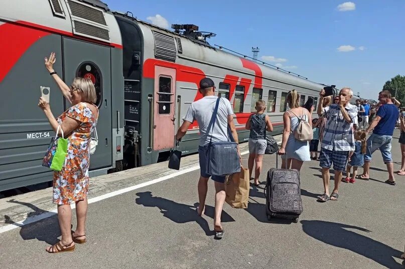 Есть ли поезд в сочи. Поезд Сочи. Поезд дальнего следования. Поезд Волгодонск. Волгодонск железная дорога.
