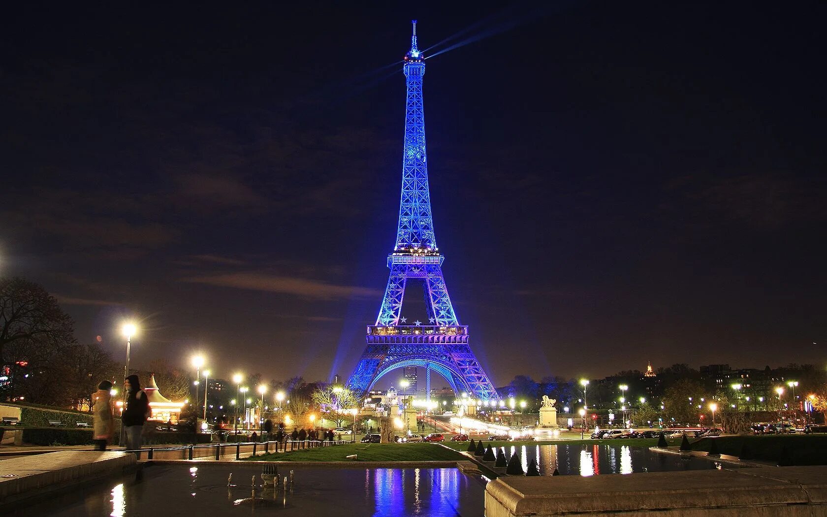 Шанзелизе париж туристы. Париж столица франции. Париж елисейские поля эйфелева башня. Путешественник в париже. Франция париж эйфелева башня.