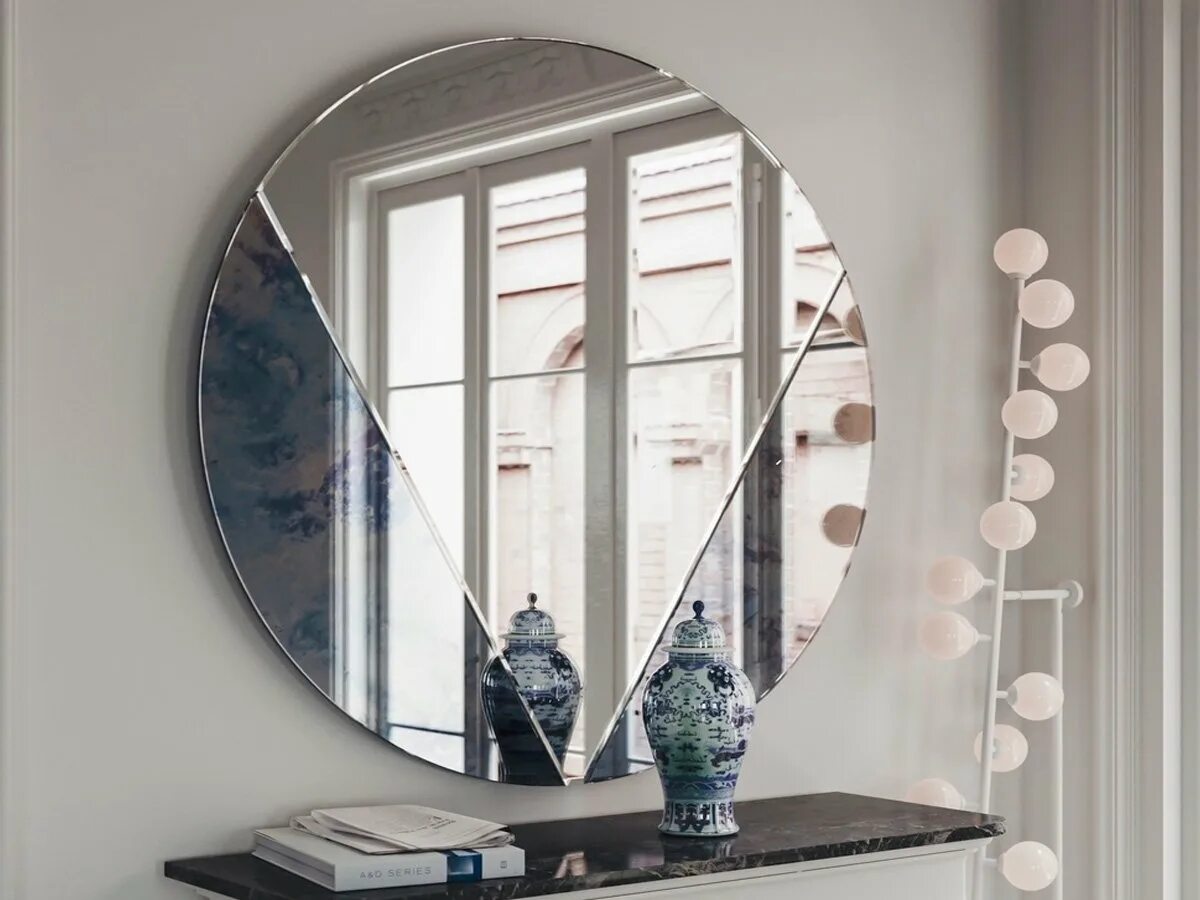 Можно выкидывать зеркало. Круглое зеркало в прихожей. Необычные зеркала в интерьере. Фигурные зеркала в интерьере. Цветное зеркало в интерьере.