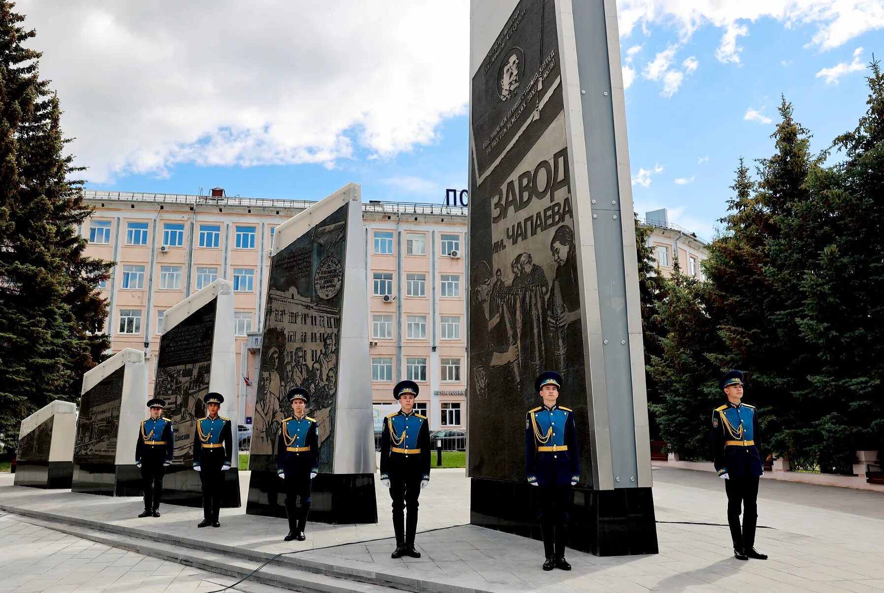 Города трудовой доблести 2022. Стела город трудовой доблести Чебоксары. Монумент трудовой доблести Чебоксары.