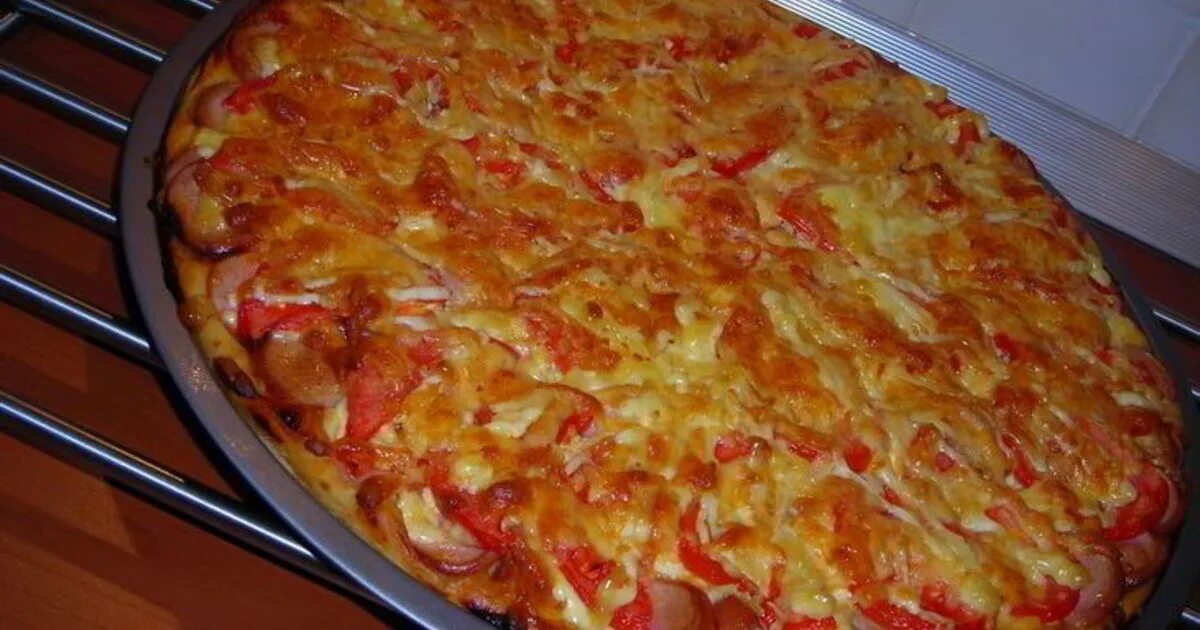 Домашняя пицца в духовке с огурцами. Пицца с сервелатом сыром и помидорами в духовке. пицца с сосисками. пицца домашняя с колбасой. домашняя пицца с колбасой и сыром.